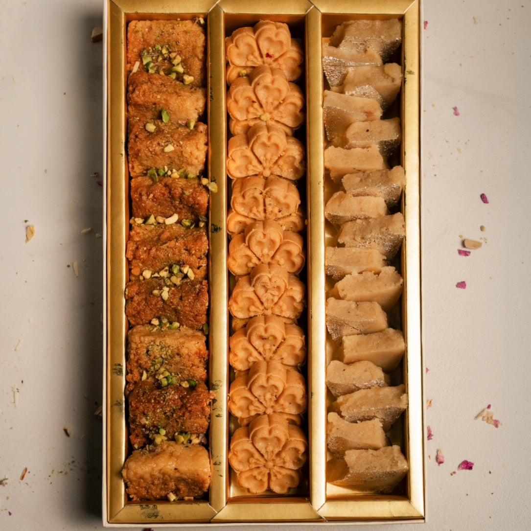 Indische Süßigkeiten Box mit Milk Cake, Kaju Katli und Flower Peda 